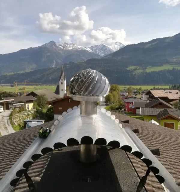 Kamindach mit Kamin